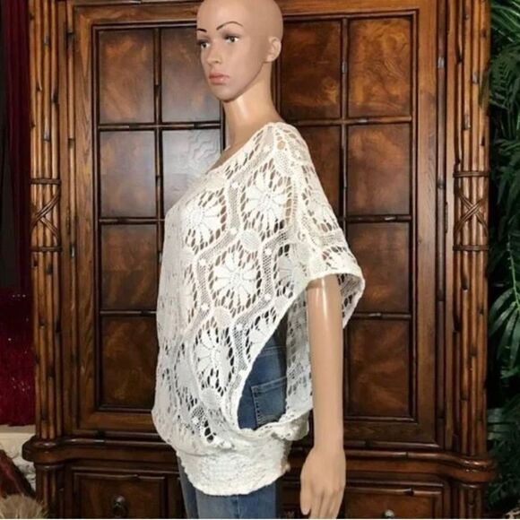 🌞Trina Turk new crochet top. - Picture 2 of 6